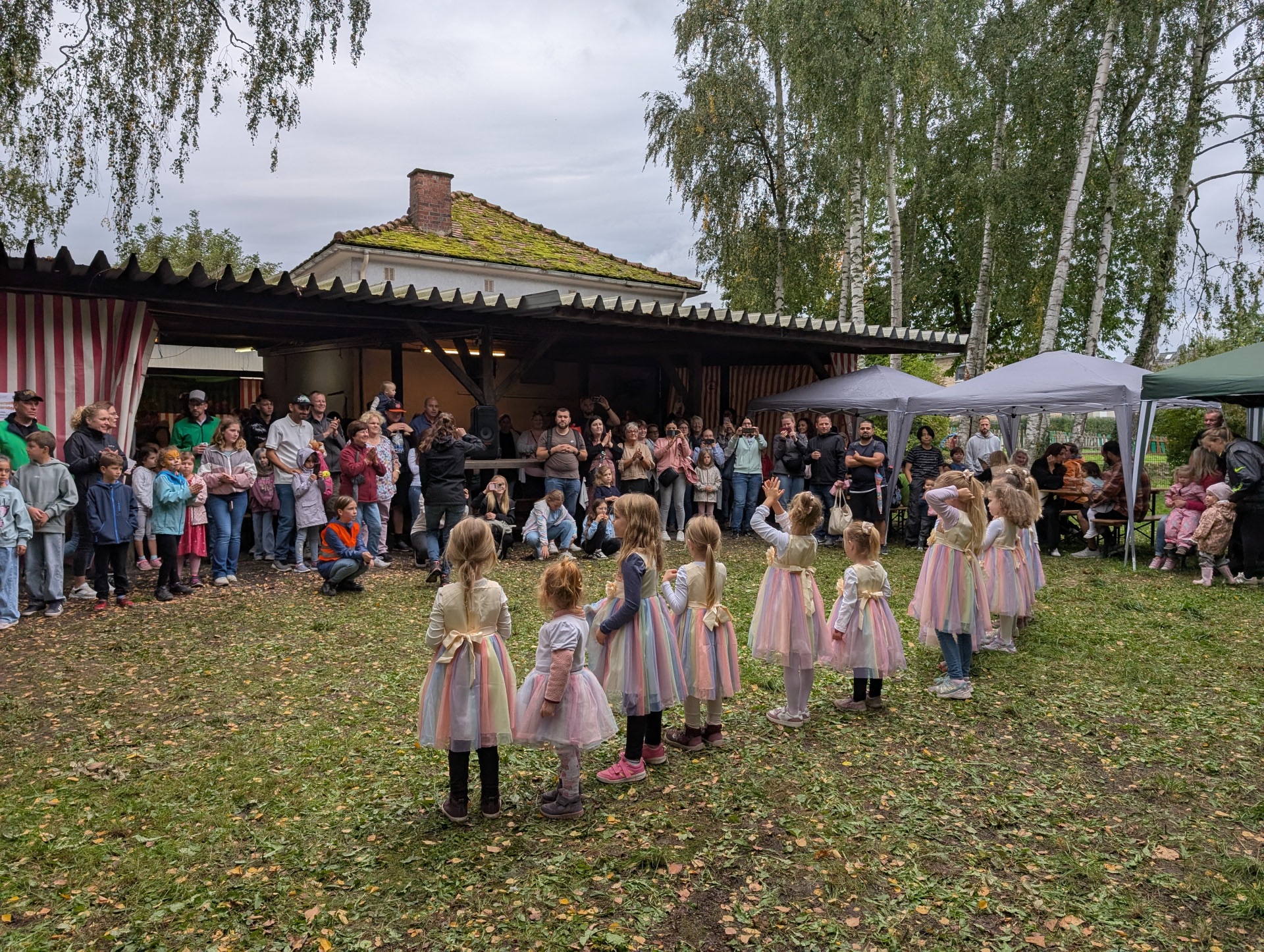 Kinderaufführung Strohpuppenfest Höchst Aufführung der Kinder beim Strohpuppenfest Höchst