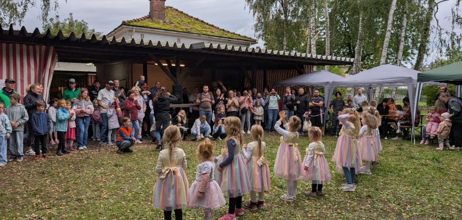 Aufführung der Kinder beim Strohpuppenfest Höchst