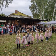 Aufführung der Kinder beim Strohpuppenfest Höchst