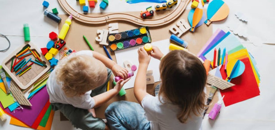 Kinder malen (Bild von pexels für Pressemitteilung der Kita Höchst) Kinder malen