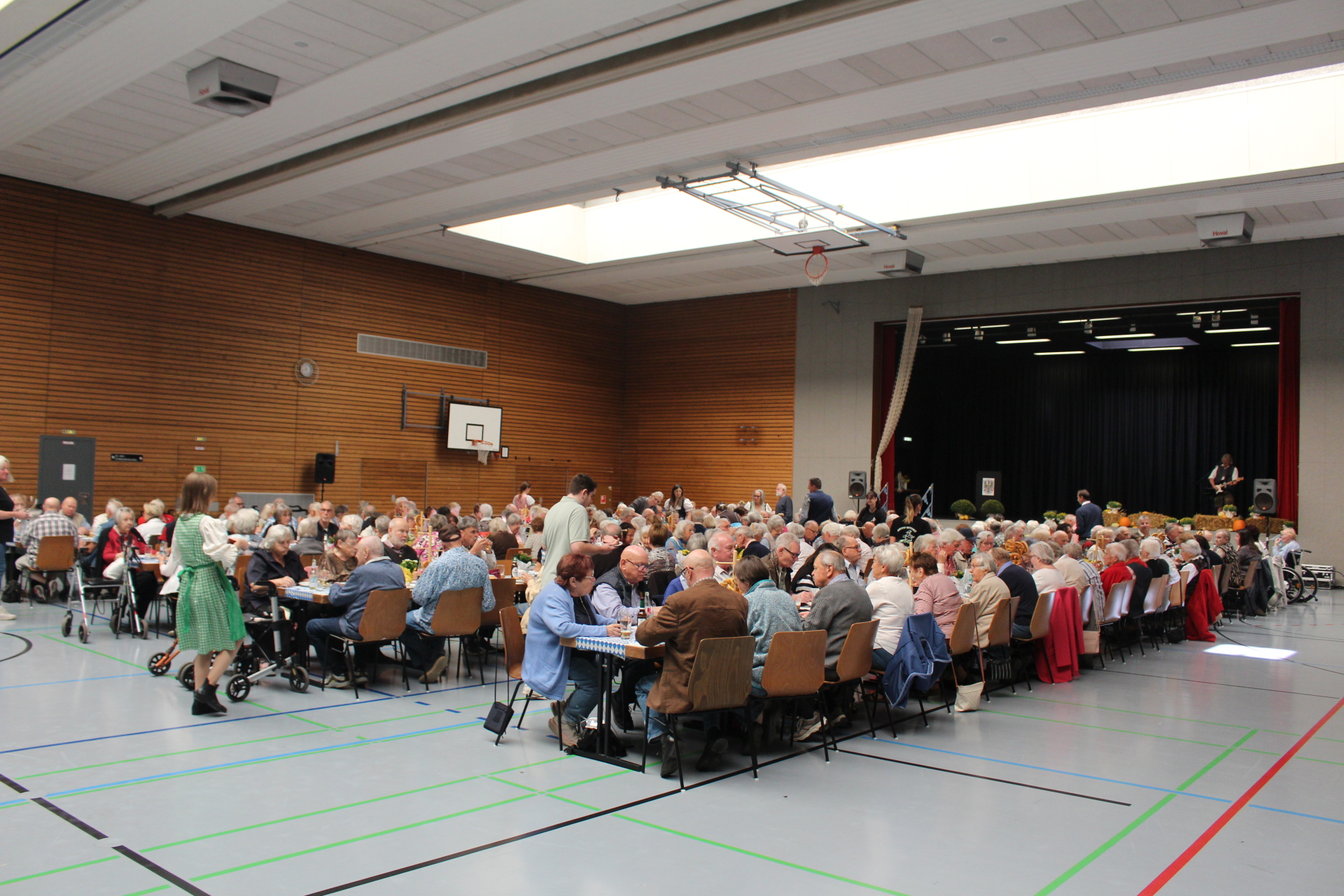 Die Senioren sitzen gemeinsam an den Tischen (Seniorenoktoberfest 26)