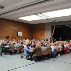 Die Senioren sitzen gemeinsam an den Tischen (Seniorenoktoberfest 26)