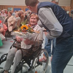 Ehrung und ein Geburtstagsgeschenk für die älteste Teilnehmerin Gerda Seubert (Seniorenoktoberfest 26)
