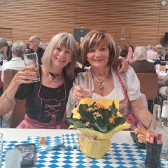 Zwei Seniorinnen im Dirndl (Seniorenoktoberfest 26)